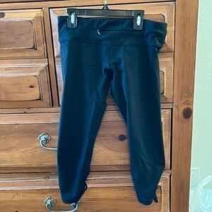 Nancy Rose Performance Women’s black capri leggings, size small EUC